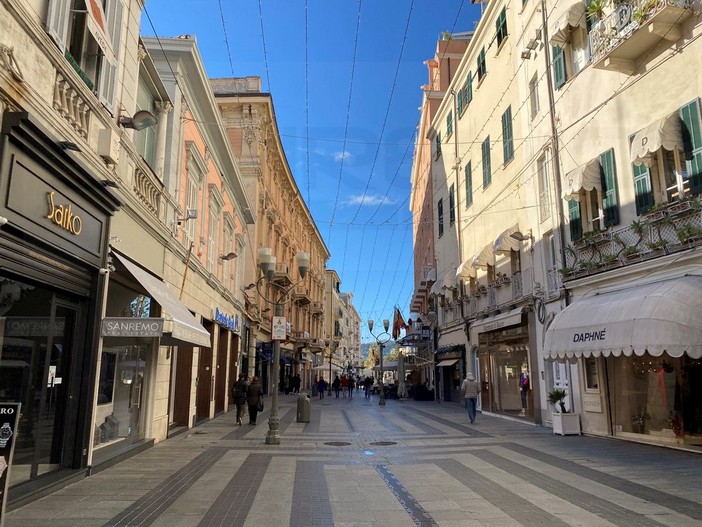 Sanremo: donna ubriaca da in escandescenze in pieno centro insultando e spintonando gli agenti