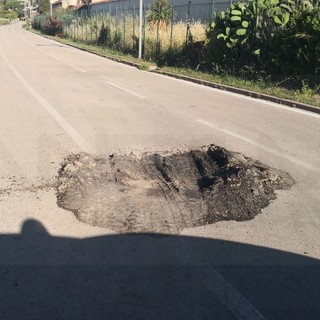 Sanremo: mezzo pesante provoca un grosso buco sulla ciclabile, scoperto ieri dalla Municipale. Ora chi paga? (Foto)