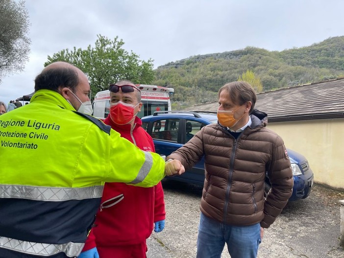 L’assessore regionale Marco Scajola oggi in visita al centro vaccini di Chiusavecchia (Foto)