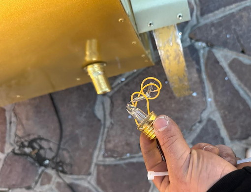 Sanremo: vandalizzato il trenino installato con le luminarie in piazza Colombo (Foto)