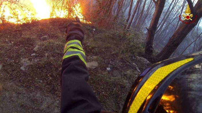 Incendi in Liguria, USB Vigili del Fuoco: “Cittadini in ginocchio, pompieri in emergenza”