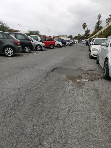 Sanremo, &quot;buche nel manto stradale di via Gavagnin&quot;: l'interpellanza di Lombardi (Foto)