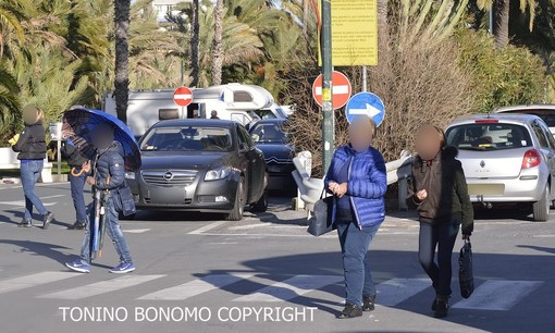 Sanremo: piazzale Dapporto e l'arrivo dei pullman di turisti, ecco il nuovo 'mercato' dei venditori abusivi