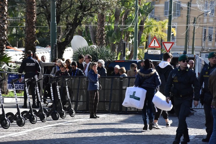 #Sanremo2020: ecco in funzione i 'varchi' attorno all'Ariston ed a piazza Colombo, cresce l'attesa per Emma (Foto)