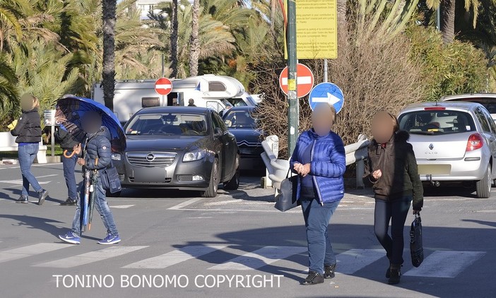 Sanremo: piazzale Dapporto e l'arrivo dei pullman di turisti, ecco il nuovo 'mercato' dei venditori abusivi