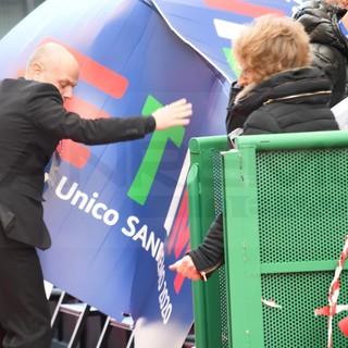 Sanremo: 'volano' i cartelli pubblicitari attorno al 'Red Carpet', qualche momento di paura in via Matteotti (Foto)