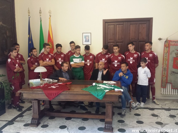 Ventimiglia Calcio: il logo del mercato del Venerdì sulle maglie della formazione juniores. La presentazione in Comune (FOTO e VIDEO)