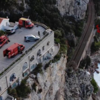 Ventimiglia, albero pericolante sui binari: vigili del fuoco in azione (Video)