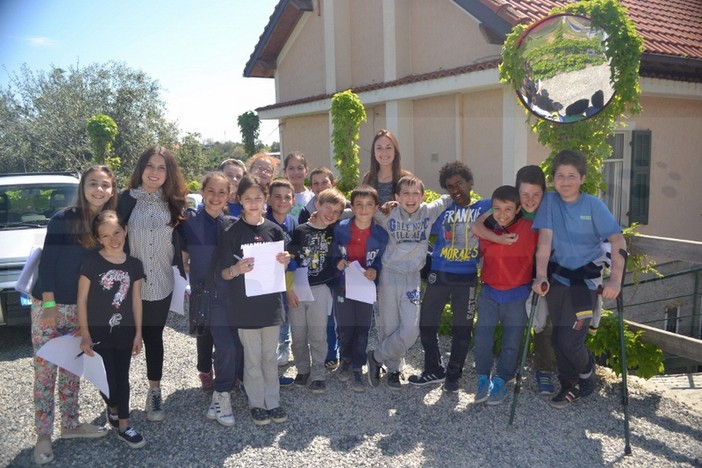 I bambini della classe quinta della scuola elementare di San Pietro in visita al canile comunale