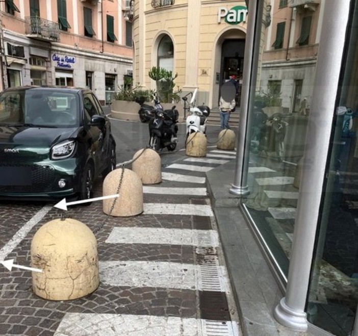 Sanremo: pedoni e carrozzine penalizzate tra via San Francesco e via Canessa, la segnalazione (Foto)