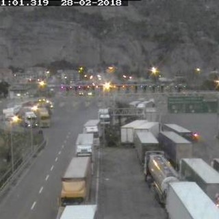 Ventimiglia: nevica sull'autostrada, la Francia chiude l'accesso ai mezzi pesanti ed è vietato il transito anche in Italia