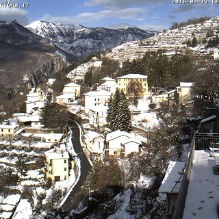 Triora imbiancata dalla neve, questa mattina