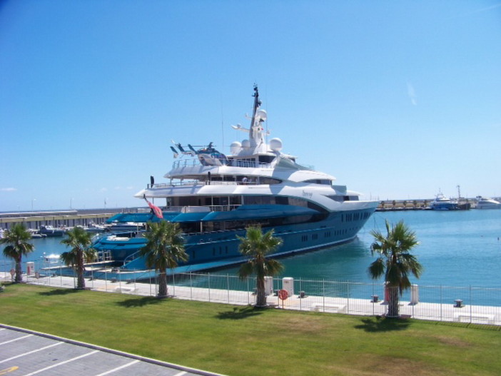 Imperia: avvicendamento di super yachts nel porto turistico, è arrivato il 'Sunrays'