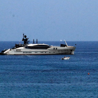 Sanremo: un super yacht color bronzo di fronte alle spiagge, è di un 'magnate' russo?