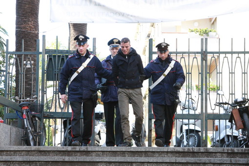 Sanremo: fermato dai carabinieri con un etto di hashish in via Bonmoschetto