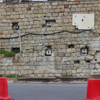 Il muro di sostegno di via Duca d'Aosta