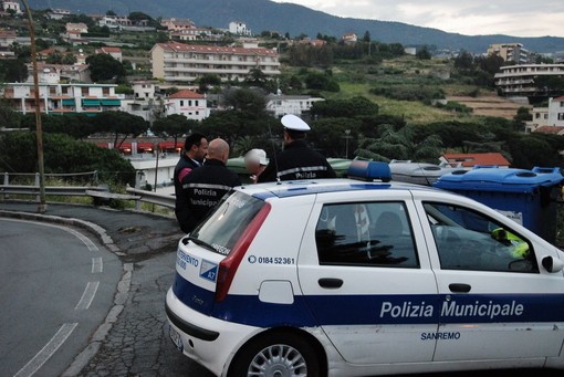 Sanremo: il Sindaco Zoccarato sorprende un operaio che getta abusivamente lo zetto nei cassonetti