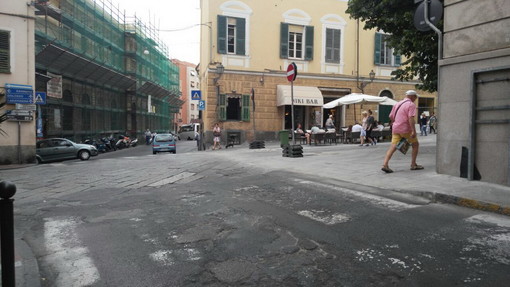 Imperia: un dosso e la riduzione della velocità vicino alla zona bassa di via Cascione (Foto)