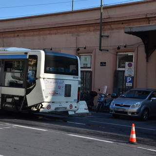 Sanremo: auto tampona corriera della RT davanti all'ex stazione ferroviaria, intervento dei Vigili del Fuoco