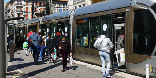 Norme anti-covid, la segnalazione di un nostro lettore: &quot;A Nizza un pomeriggio di ordinaria follia, francesi indisciplinati&quot; (foto)