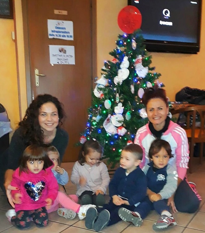 San Lorenzo al Mare: i bambini del Micronido d'infanzia Mio Piccolo Mio addobbano gli alberi di Natale presso alcuni esercizi commerciali