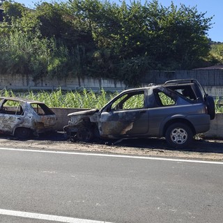 Vallecrosia: due auto totalmente distrutte da un incendio, il rogo stanotte in via Provinciale