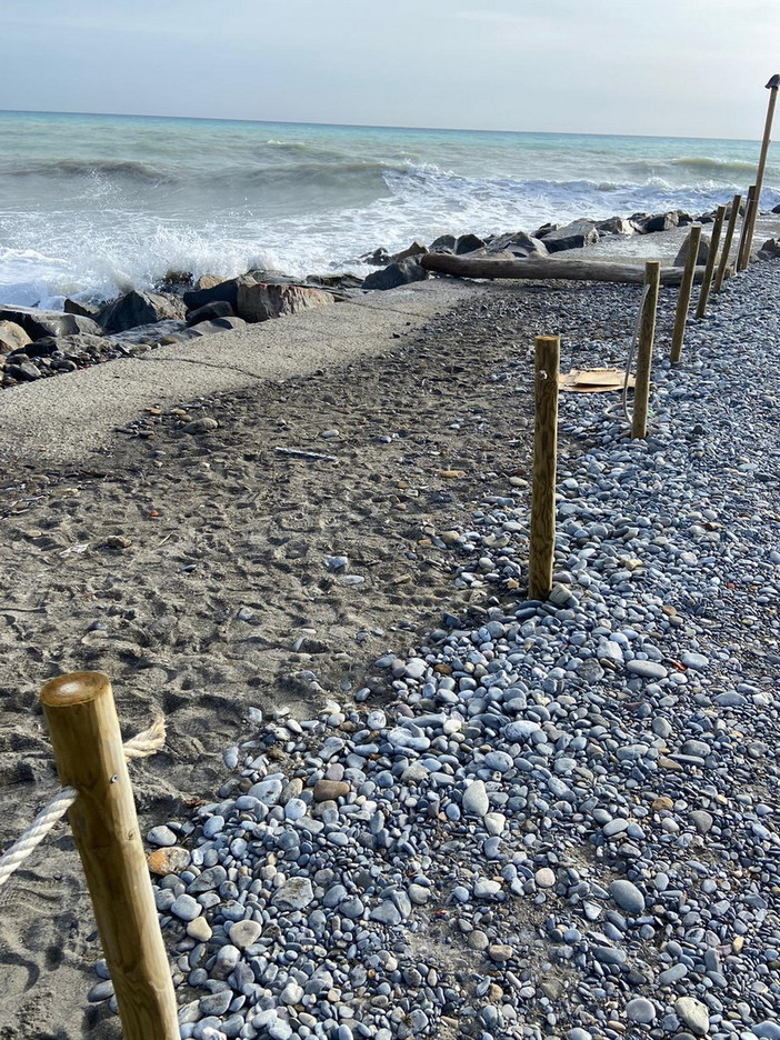 Grave atto vandalico ai danni della spiaggia protetta tra Camporosso e Ventimiglia (foto)