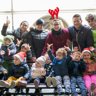 Taggia: grazie ai bimbi del nido Le Bollicine ed ai commercianti, ecco 4 alberi di Natale in via Soleri (foto e video)