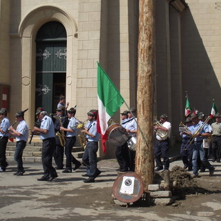 Bajardo: domenica festa con gli Alpini, corteo e sfilata in musica per l'albero di Pentecoste