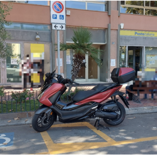 Inciviltà a Ventimiglia: con lo scooter sullo stallo per i disabili