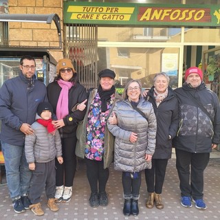 Camporosso, l'Aceb dona cibo per cani e gatti a tre associazioni locali (Foto)