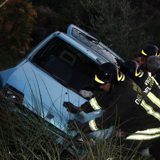 Triora: auto finisce in un dirupo, 38enne milanese esce da solo e viene soccorso, non è grave