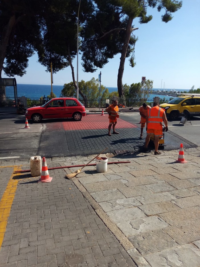 Imperia: posizionato l'attraversamento pedonale rialzato davanti al Comune, Gagliano &quot;Ne arriveranno altri&quot; (foto)