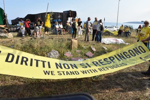 Ventimiglia: al confine di Ponte San Ludovico Amnesty International ha ricordato i migranti morti in mare (Foto e Video)