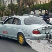 Sanremo, Polizia Locale rimuove un'auto abbandonata con targa inglese sul lungomare Calvino (Foto)