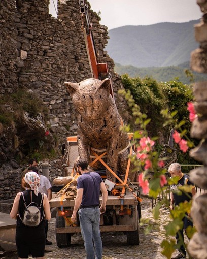 A Triora è arrivato il gatto gigante: il perdono per tutti i felini perseguitati dalla caccia alle streghe