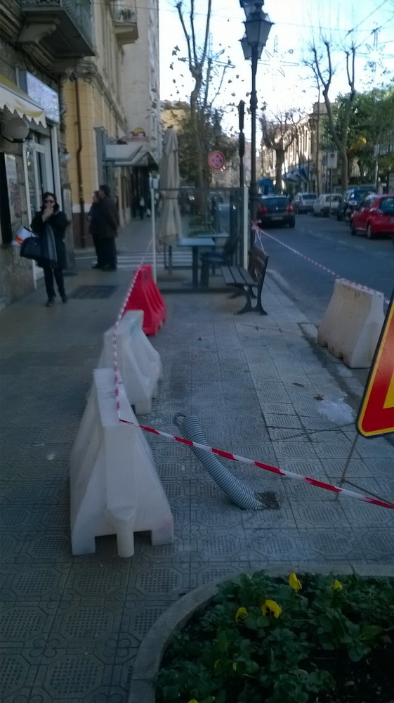 Sanremo: lavori stradali in corso Garibaldi, i ringraziamenti della titolare dell'esercizio Pizz'All