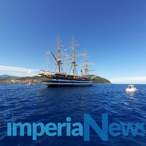 Imperia, il passaggio dell'Amerigo Vespucci immortalato dai pescherecci in mare (foto e video)