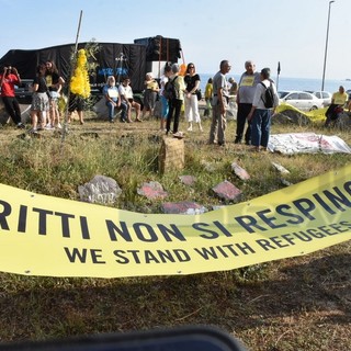 Ventimiglia: al confine di Ponte San Ludovico Amnesty International ha ricordato i migranti morti in mare (Foto e Video)