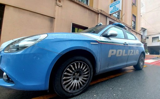 Ventimiglia, disturbano i passanti in centro: interviene la polizia