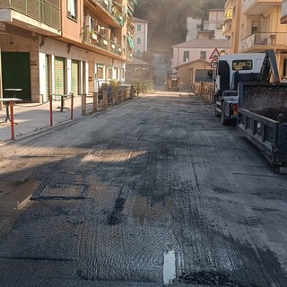 Ventimiglia, nuovi asfalti in via Gianchette, esulta la minoranza: &quot;Una battaglia vinta dai cittadini, ma la strada è ancora lunga&quot; (foto)