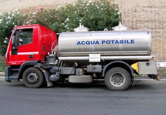 Acqua non potabile, a Vallebona arriva l'autobotte (Foto)