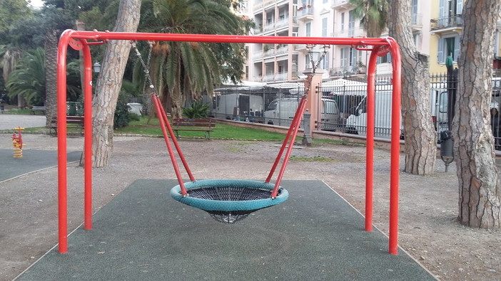 Ventimiglia: la sicurezza dei bambini come priorità, stamane ripristino area giochi dei giardini Tommaso Reggio