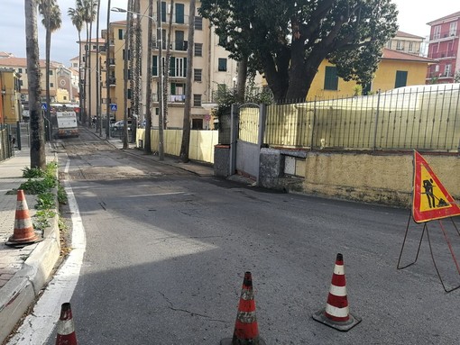 Imperia: via Filippo Airenti chiusa per riasfaltatura, traffico di Porto Maurizio in tilt