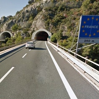 Ventimiglia: segnalati alcuni migranti a piedi in autostrada intenti a varcare pericolosamente il confine