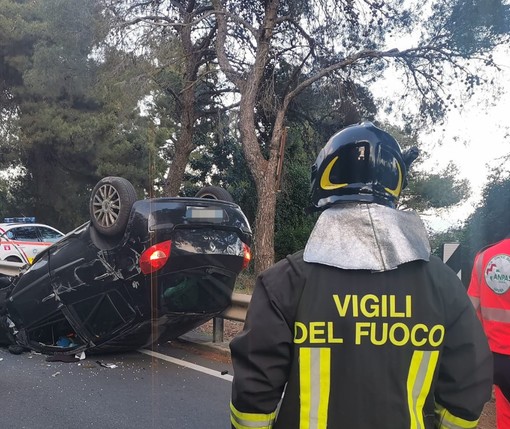 Auto si ribalta sull'Aurelia, intervengono i vigili del fuoco (foto)