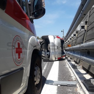 Imperia: auto si ribalta in autostrada, ferita lievemente una 26enne