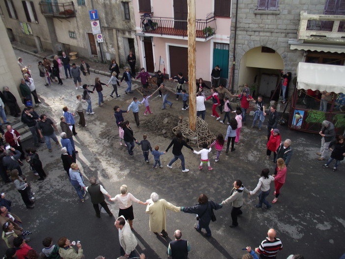 Domenica a Bajardo abbattimento del pino della piazza e raduno degli Alpini