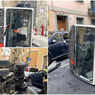 Camioncino ribaltato in via Goethe a Sanremo, illeso il conducente