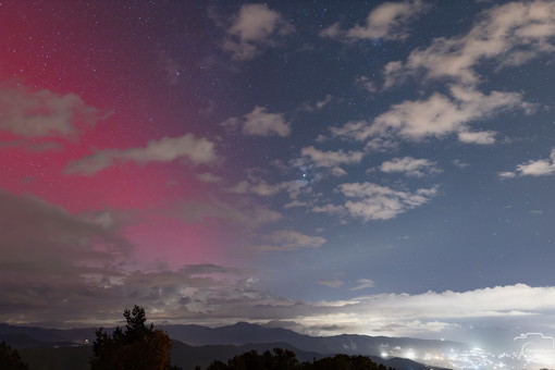 Sanremo: il fascino dell'aurora boreale immortalata da un lettore a Monte Bignone